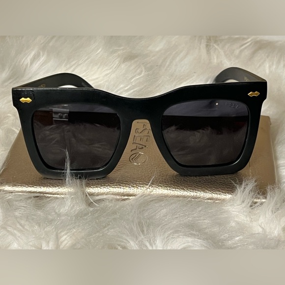 😎NEW😎Women’s Stylish Black Sunglasses - Picture 4 of 5